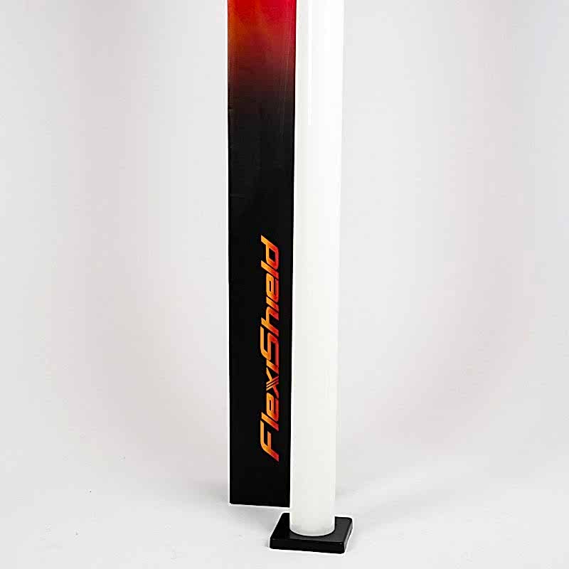 Un cylindre blanc vertical avec une base rectangulaire noire se trouve à côté dune bannière noire et rouge portant linscription « FLEXISHIELD », sur un fond blanc immaculé, mettant en valeur le design élégant du FLEXISHIELD PPF WSH 8,0 mil TPU, idéal pour la protection automobile (10 ans) et maritime (5 ans). - Tekalab