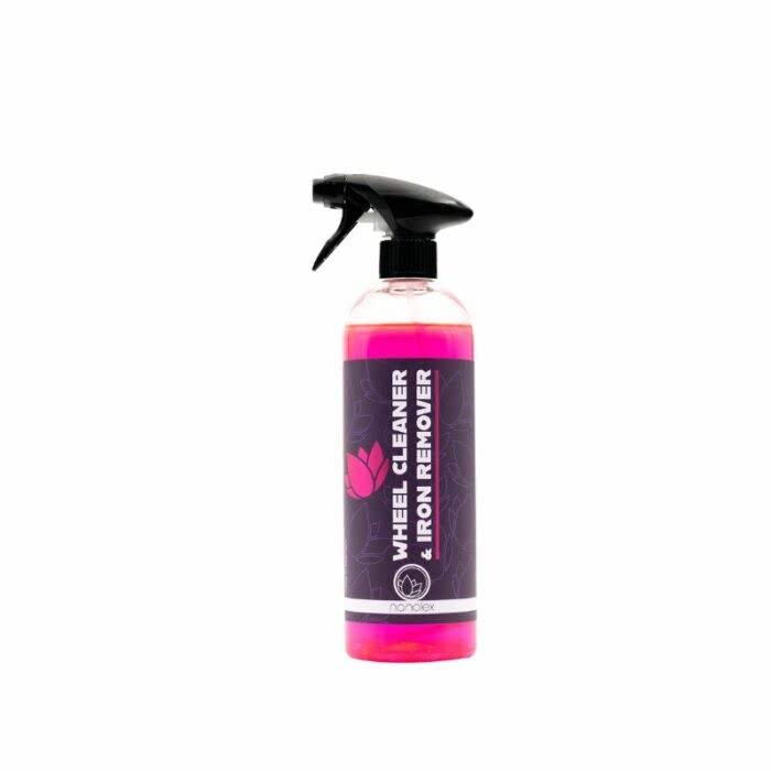Le nettoyant pour jantes et décapant pour fer Nanolex présente une élégante étiquette sombre avec un texte blanc, mettant en évidence le logo et les graphiques de la marque. Il contient un liquide rose vif dans un flacon surmonté dune buse de pulvérisation noire pour une application précise. - Tekalab