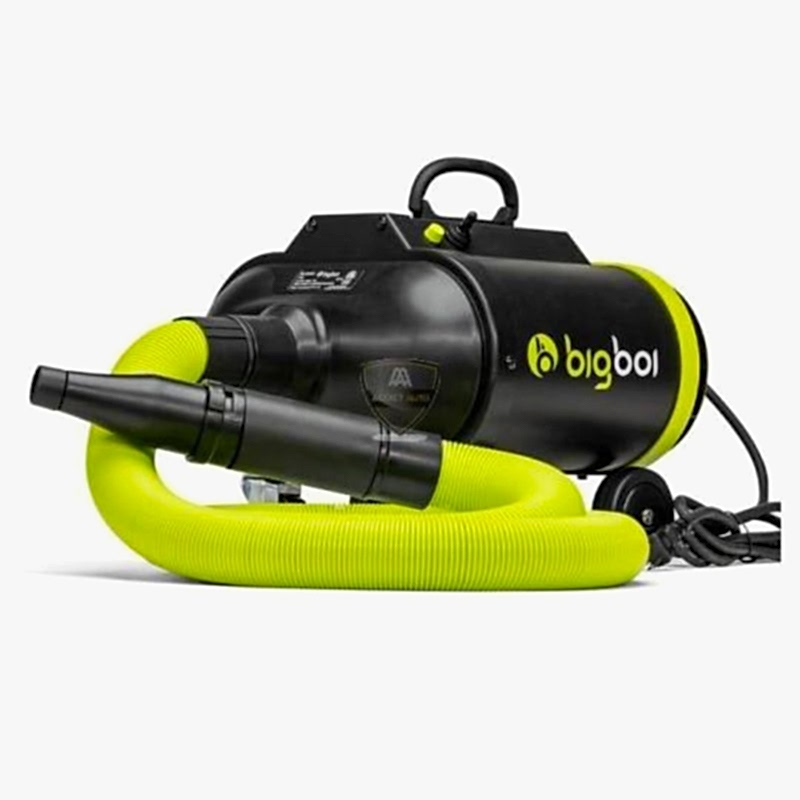 Le Souffleur Bigboi Blowr Pro est un sèche-auto noir et vert fluo doté de deux buses et dun tuyau flexible, idéal pour un séchage efficace du véhicule. Cet appareil électrique portable est doté dune poignée sur le dessus et dun cordon dalimentation visible, offrant une expérience de séchage de qualité professionnelle. - Tekalab