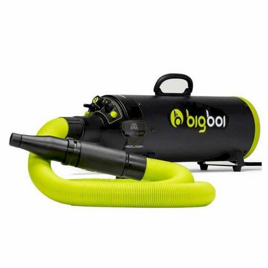 Le Sécheur Bigboi Blowr Mini+ est un souffleur élégant de couleur noire et vert fluo, idéal pour lentretien des véhicules. Il comprend un tuyau flexible, une poignée ergonomique et diverses commandes pour des réglages de performances optimaux. - Tekalab