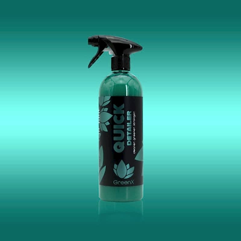Le flacon pulvérisateur nettoyant Quick Detailer du kit Nanolex Green X est centré sur un fond dégradé bleu sarcelle, son étiquette ornée dun motif de feuille. La buse noire est prête à laction. - Tekalab