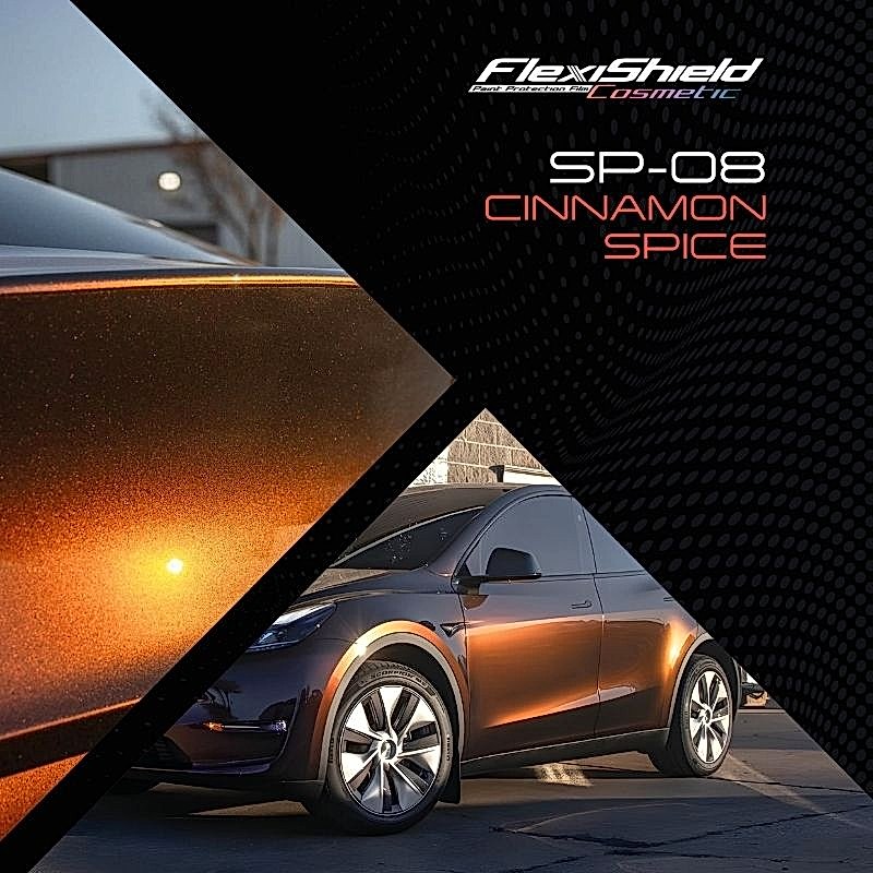 Le véhicule est doté dune finition cannelle brillante, avec le texte « FLEXISHIELD Cosmetic SP-08 Cinnamon Spice » et un motif de fond texturé. « FLEXISHIELD Cosmétique PPF TP-04 Moon Beam 2.0 » est également disponible pour plus délégance. - Tekalab