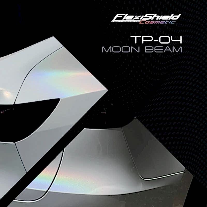 Limage promotionnelle met en valeur le FLEXISHIELD Cosmétique PPF TP-04 Moon Beam 2.0 avec un effet brillant et irisé sur larrière dune voiture blanche. Le marquage du produit est élégamment superposé sur un fond noir texturé, capturant lessence innovante du revêtement. - Tekalab