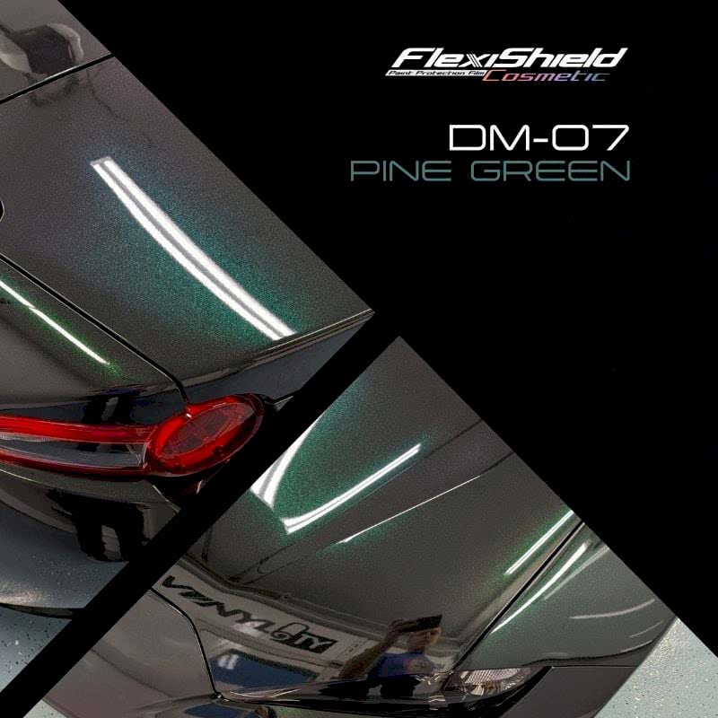 Gros plan sur la surface métallique dune voiture en vert pin, protégée par FLEXISHIELD Cosmétique PPF TP-04 Moon Beam 2.0. Limage du haut montre la zone arrière avec un feu arrière visible, tandis que limage du bas met en évidence la peinture réfléchissant les lumières blanches. Le texte indique « FlexiShield Cosmetic DM-07 Pine Green ». - Tekalab