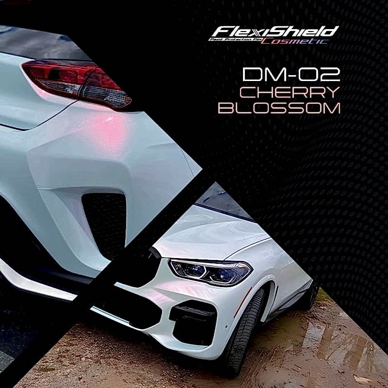 Gros plan dune voiture blanche au design sportif, en partie dissimulée par un motif en maille noire. Le texte « FLEXISHIELD Cosmétique PPF TP-04 Moon Beam 2.0 » est écrit dans des polices futuristes, soulignant son allure innovante proche de lélégance de Cherry Blossom. - Tekalab