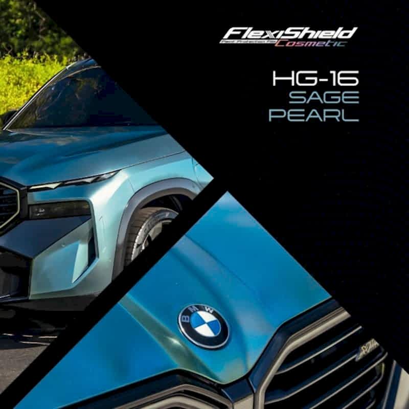 Le capot et le badge bleus dune BMW sont présentés sous un angle stylisé, avec le texte « FLEXISHIELD Cosmétique PPF TP-04 Moon Beam 2.0 » flottant au-dessus dun fond texturé et sombre. Les lignes épurées et la finition brillante de la voiture sont parfaitement accentuées. - Tekalab