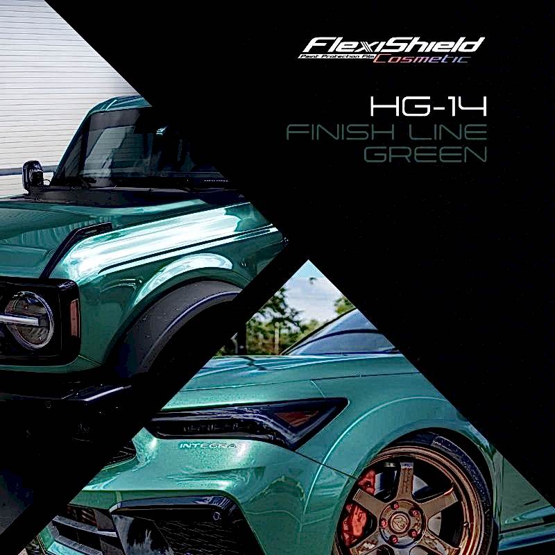 Limage promotionnelle montre deux voitures bleu sarcelle avec le marquage FLEXISHIELD Cosmétique PPF TP-04 Moon Beam 2.0, mettant en valeur le film protecteur. « HG-14 Finish Line Green » est inscrit dans le texte. Un phare et une carrosserie apparaissent en haut à gauche, tandis quune calandre avec des roues en bronze se trouve en bas à droite. - Tekalab