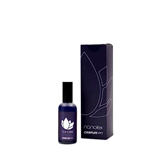 Un flacon bleu foncé de Parfum professionnel Nanolex Carfum No.3 avec un bouchon noir se trouve à côté de sa boîte assortie, ornée dun design floral minimaliste et du nom de la marque en blanc sur fond bleu foncé, mettant en valeur lélégance et la sophistication. - Tekalab