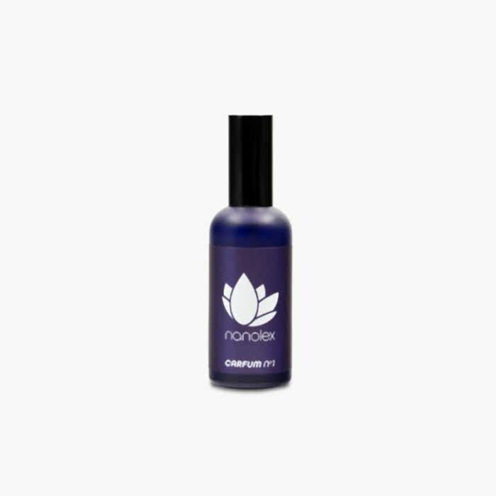 Un flacon bleu foncé de Parfum professionnel Nanolex Carfum No.3 avec un bouchon noir présente un logo à fleurs blanches et le nom de la marque « Nanolex », élégamment affiché sur un fond blanc. - Tekalab